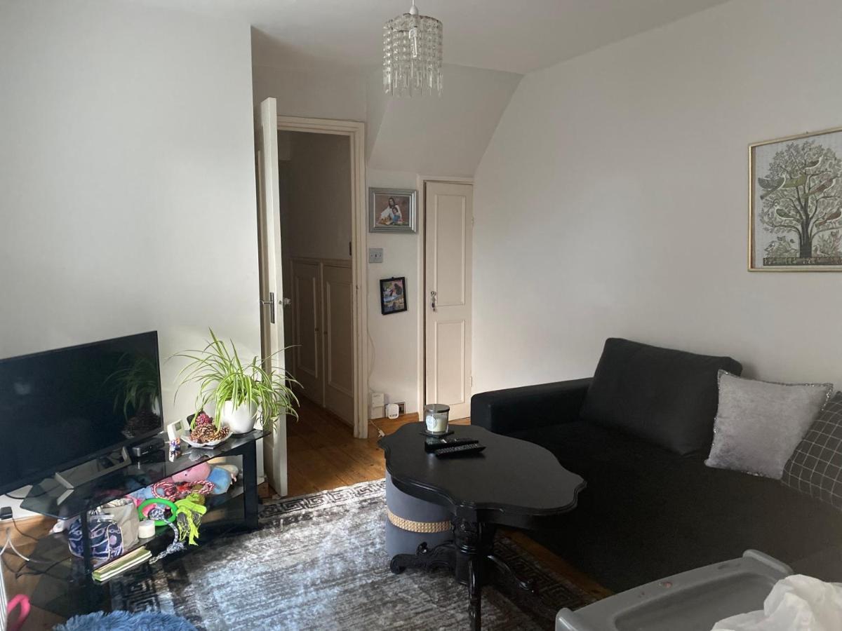A Lovely Guest Room In West Londen Buitenkant foto